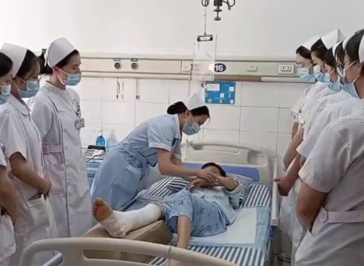 护理部举办实习护生护理教学查房及专题讲座