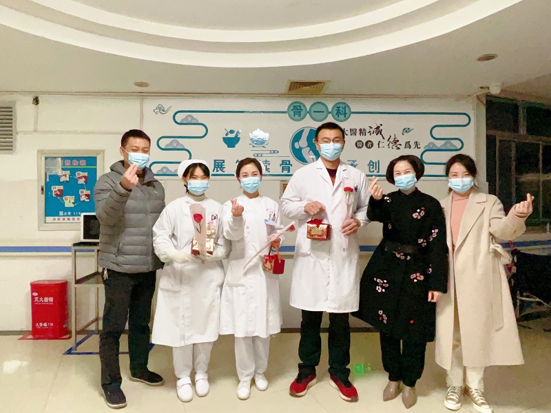 2022年除夕夜院领导到科室慰问一线值班人员及住院患者