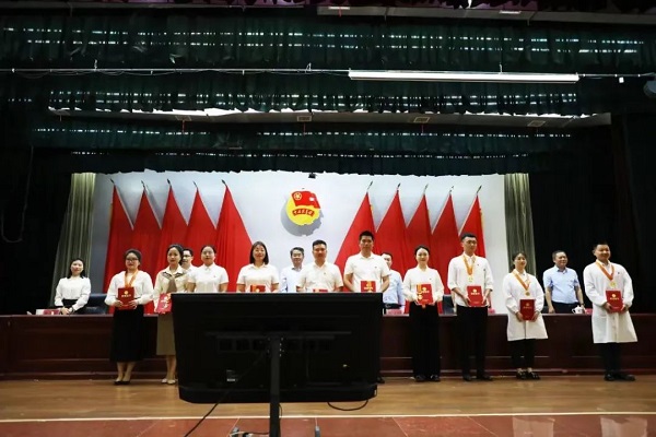 祝贺！我院黄伟翔医生荣获首届&ldquo;万载青年五四奖章&rdquo;个人奖