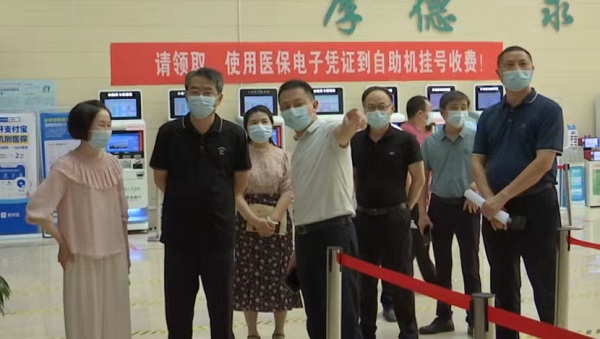 严旭辉调研县人民医院（宜春学院第一附属医院）建设情况