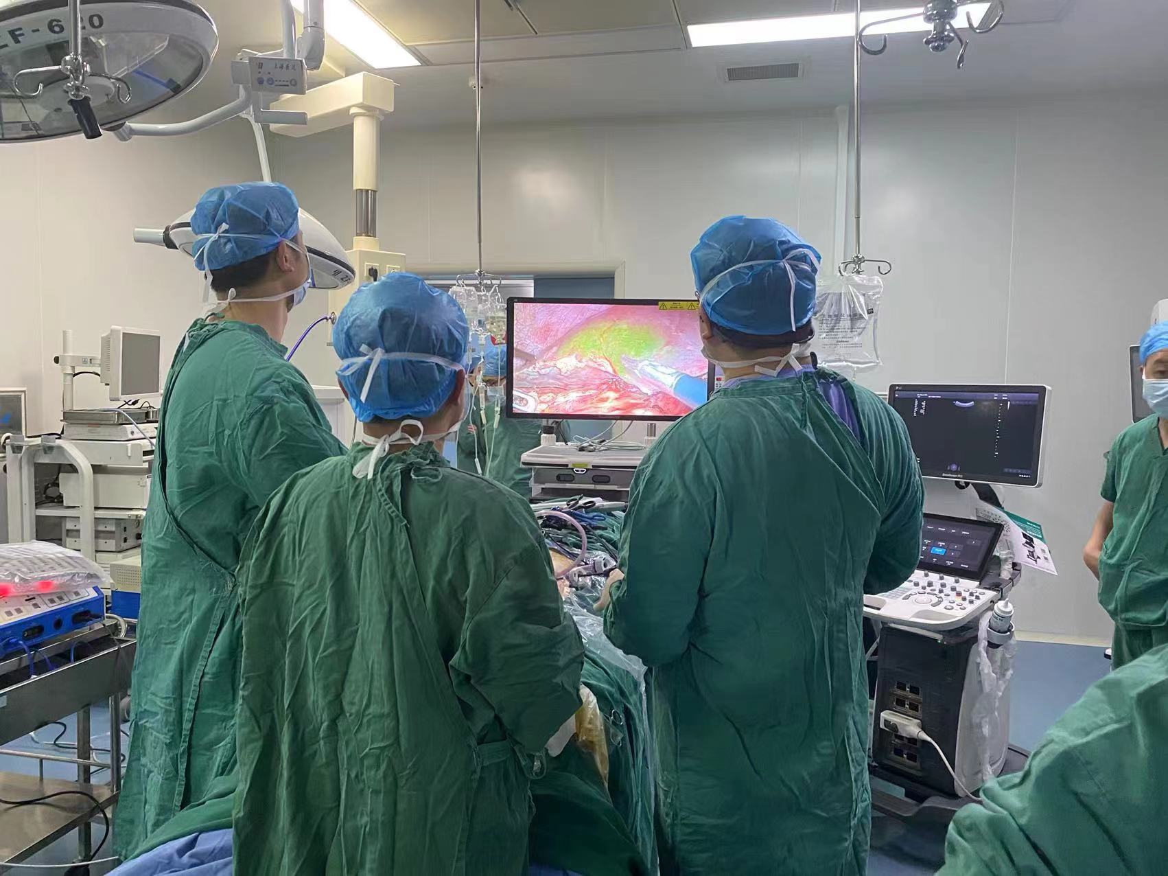 新技术！我院成功开展荧光腹腔镜联合术中超声肝段规则性切除+腹腔镜下胆道探查术