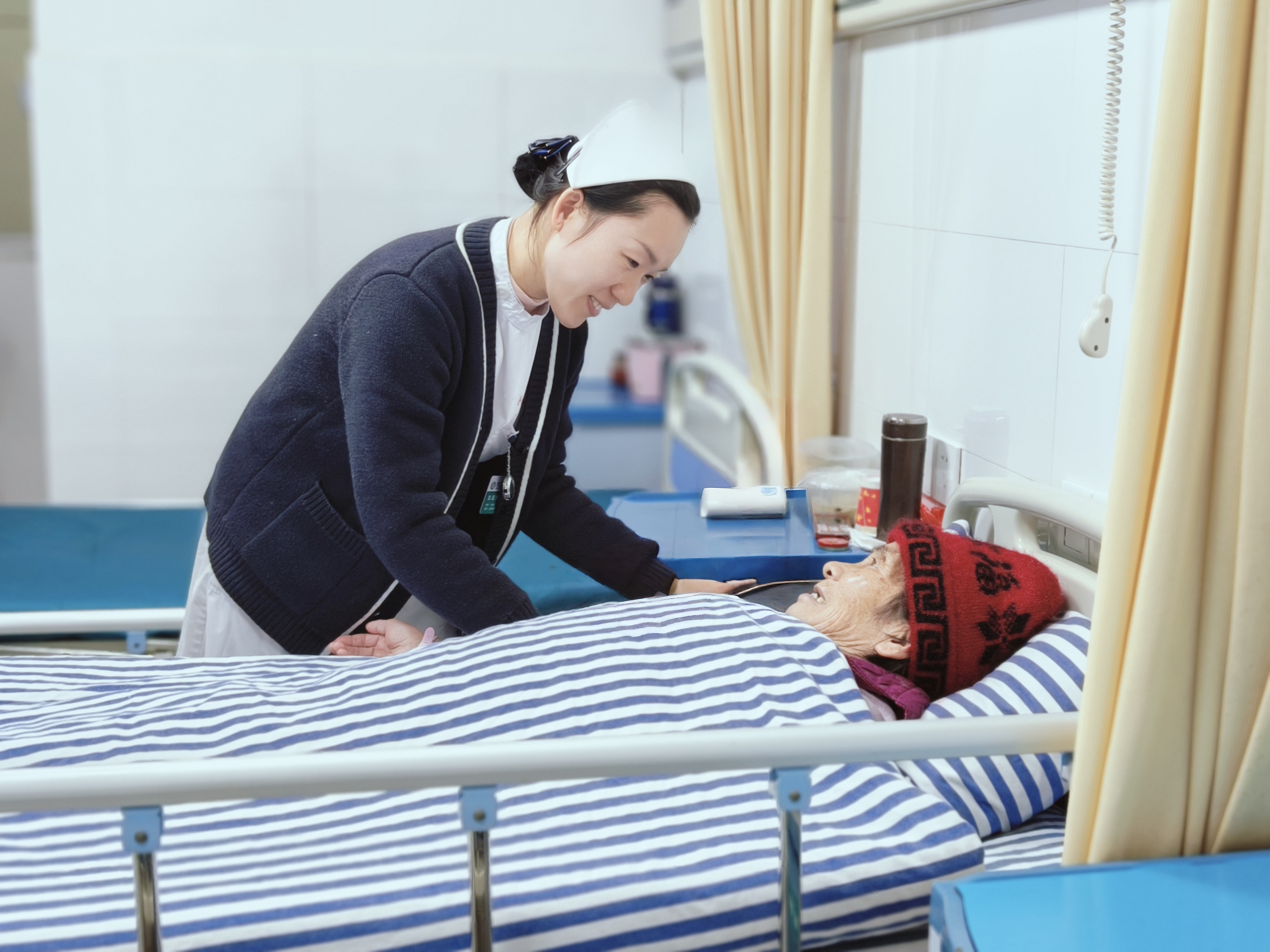 光影温情:病房里的守护旋律.jpg 光影温情:病房里的守护旋律.jpg