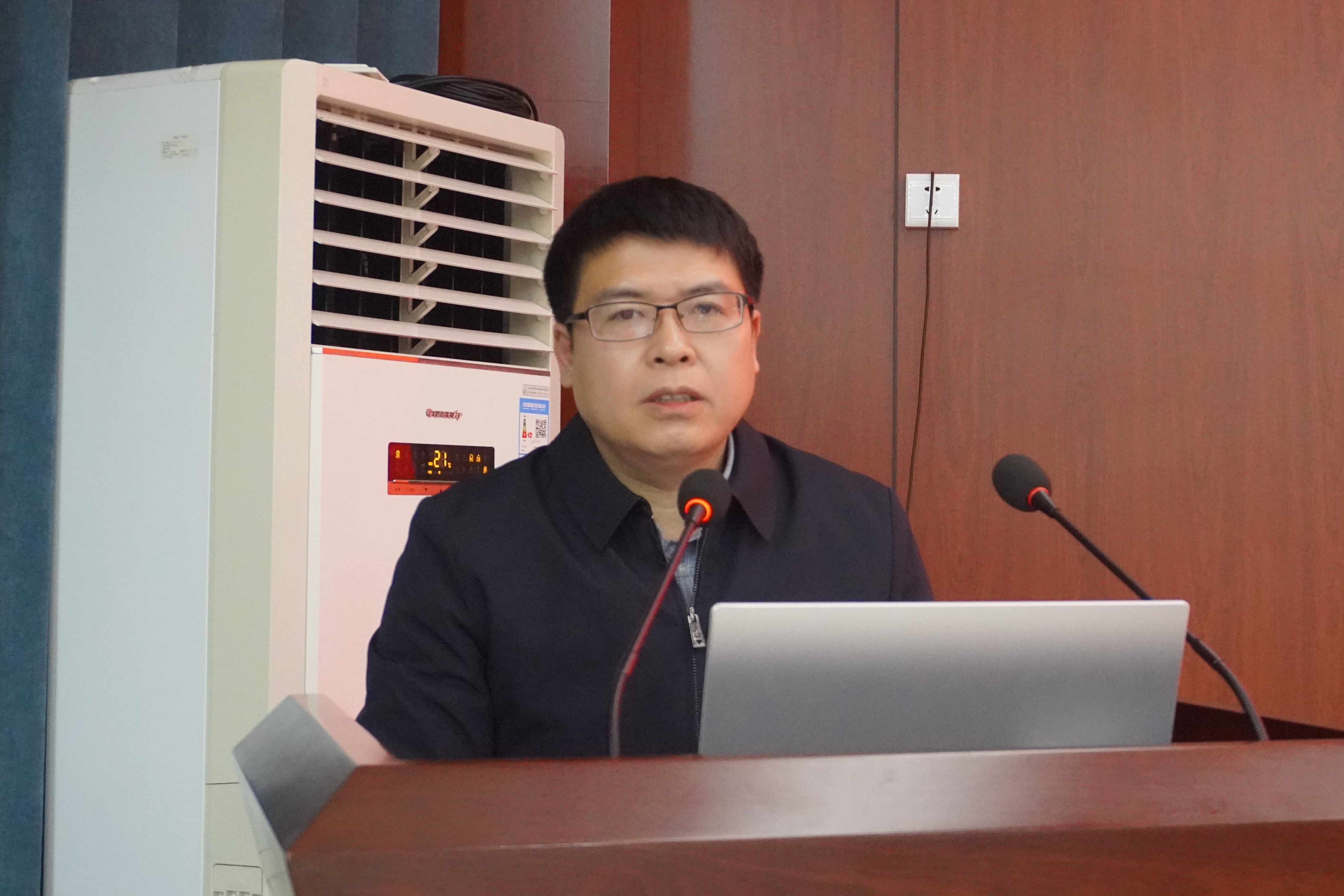 钟主持.JPG 钟主持.JPG