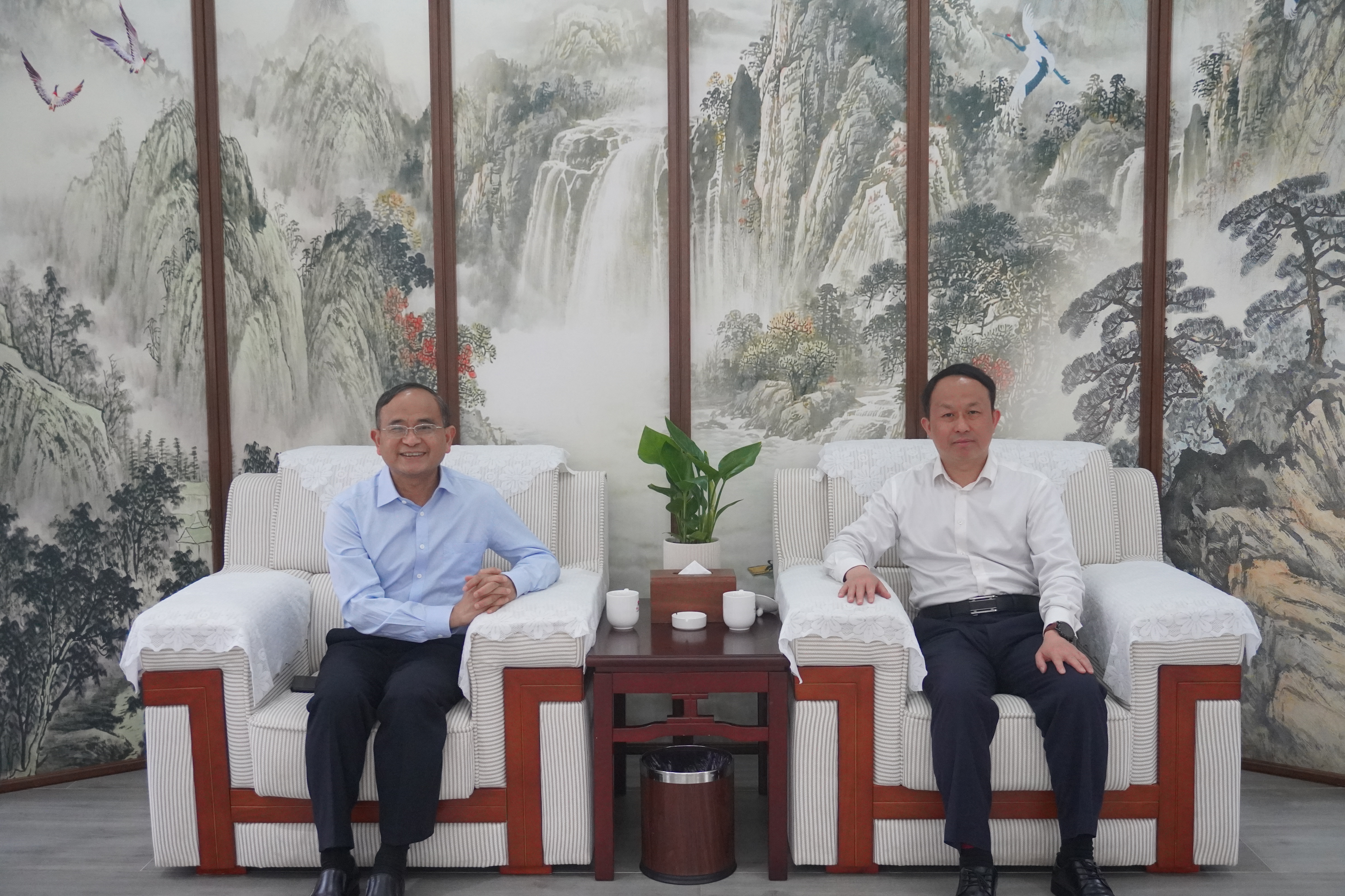 宜春学院党委书记李国金一行赴万载调研交流